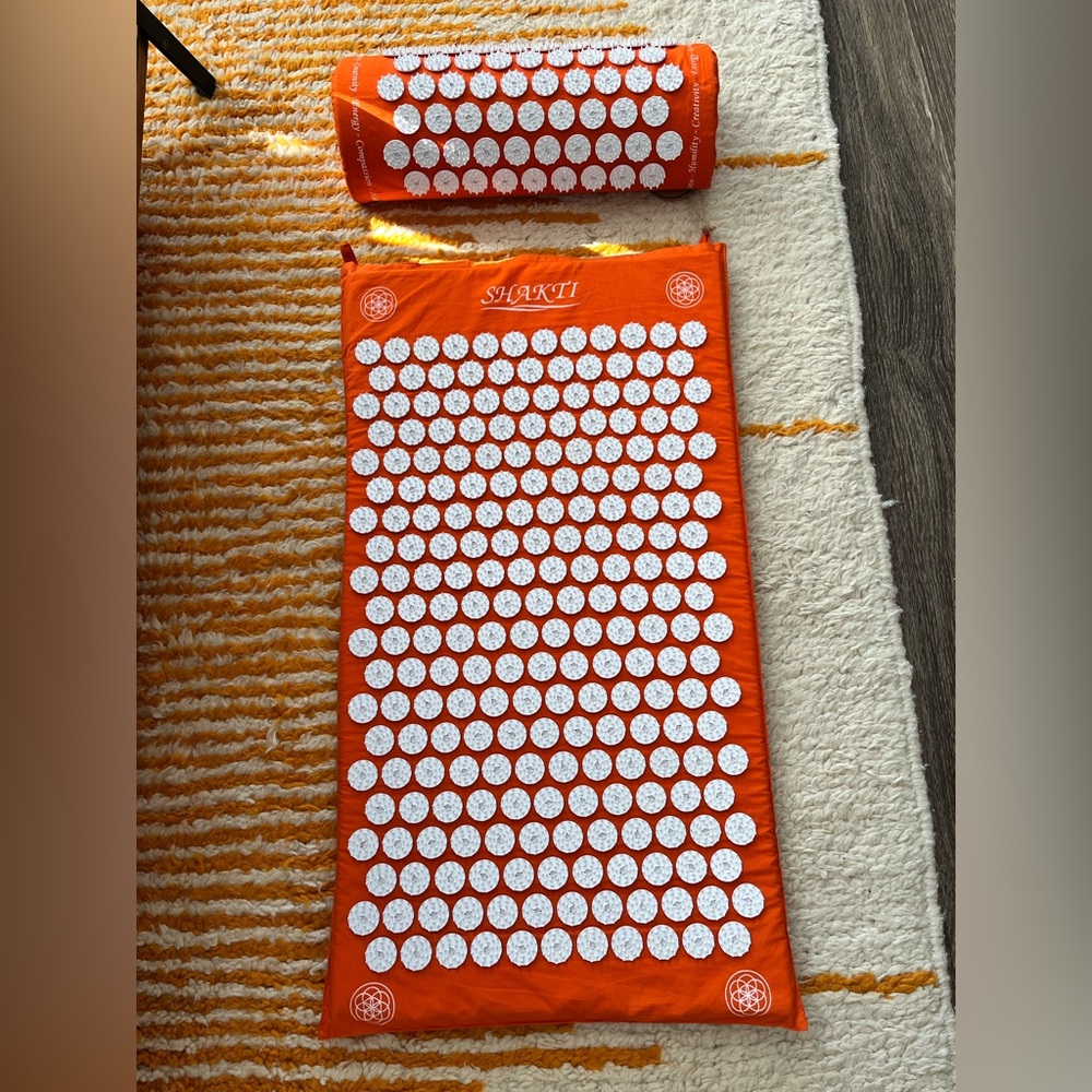 SHAKTI ACUPRESSURE MAT + PILLOW BUNDLE ORIGINAL INTENSITY IN ORANGE